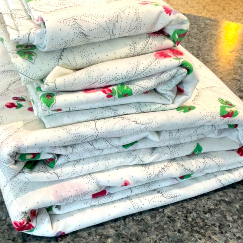 Tastemaker 3 piece sheet set. Full Top flat and two pillowcases. Vintage 1982